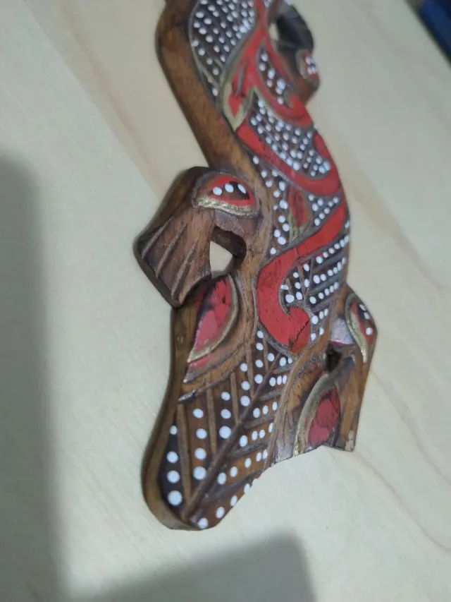 Salamandra de madera artesanal de Indonesia.