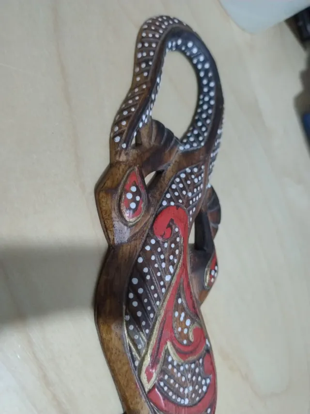 Salamandra de madera artesanal de Indonesia.