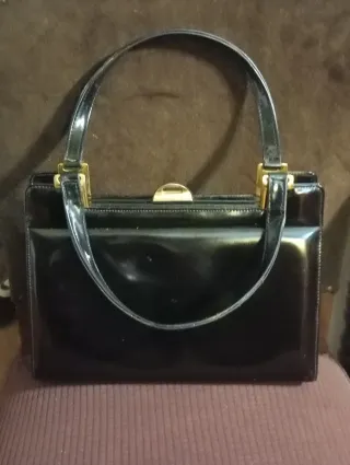 Bolso charol negro.