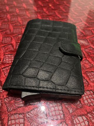 Cartera negra con diseño texturizado