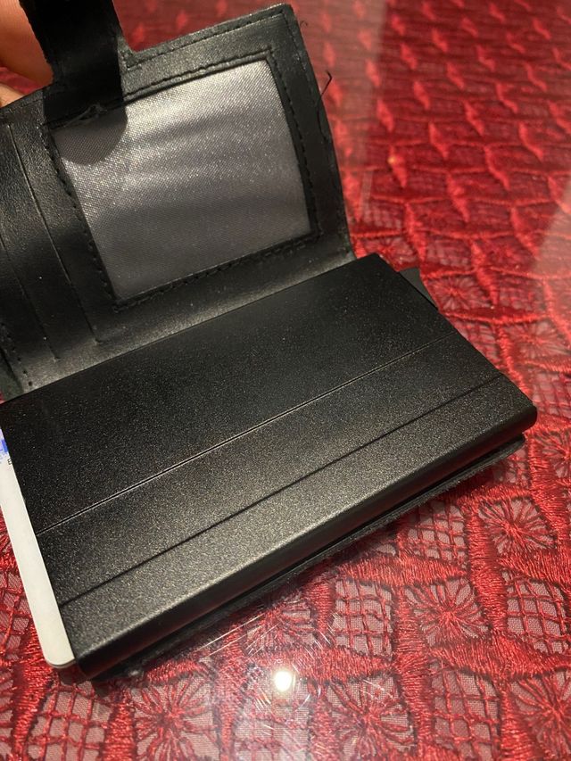 Cartera negra con diseño texturizado