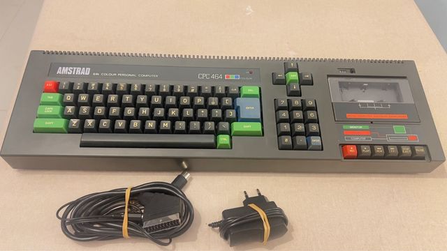 AMSTRAD CPC 464 TASTIERA ALTA + TV + CABLAGGIO