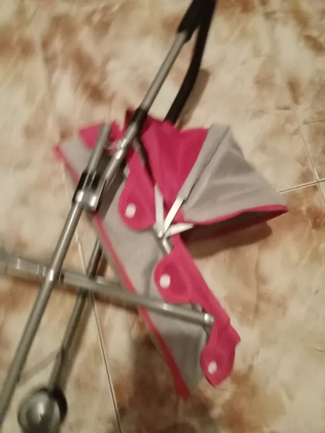 Silla de paseo para muñeco rosa