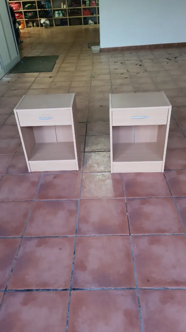 2 Mesitas de noche madera y plástico