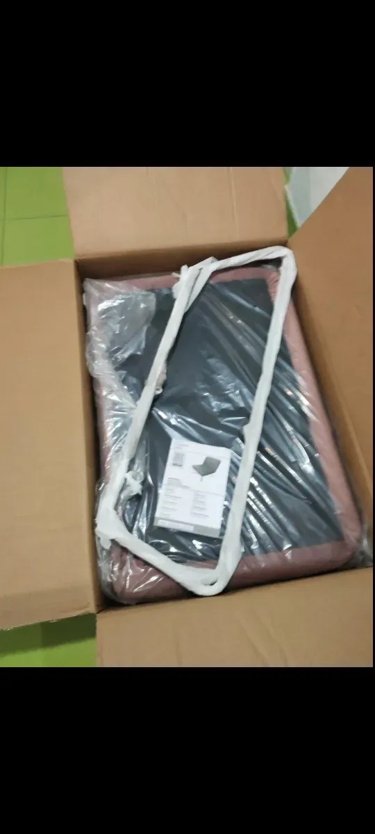 Sillón de terciopelo nuevo en su caja con patas