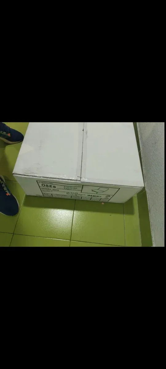 Sillón de terciopelo nuevo en su caja con patas