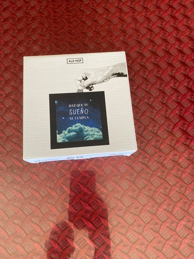 Monedero con diseño de nubes y estrellas