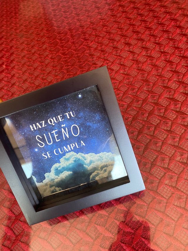 Monedero con diseño de nubes y estrellas