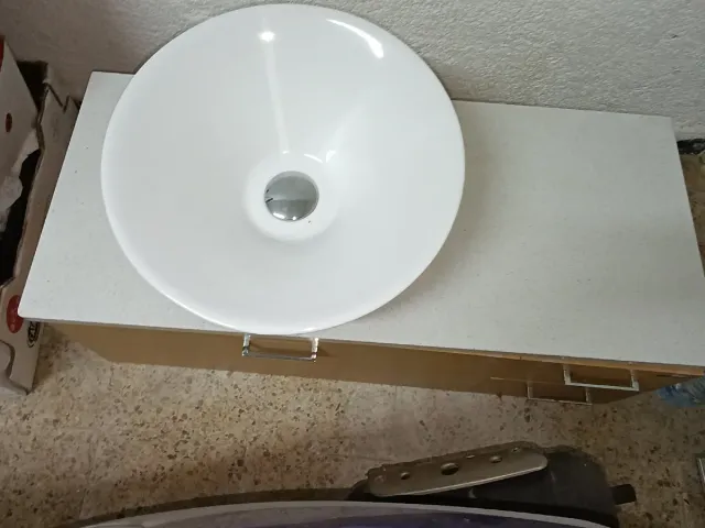 Mueble de baño con lavabo y encimera y espejo