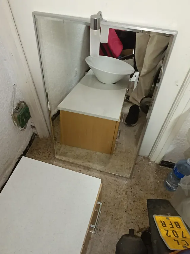 Mueble de baño con lavabo y encimera y espejo