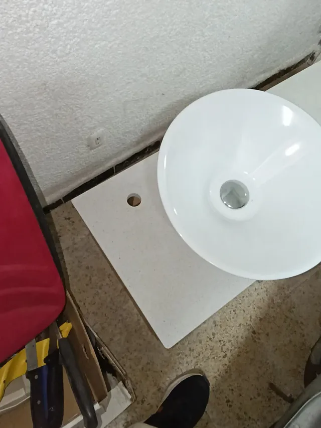 Mueble de baño con lavabo y encimera y espejo