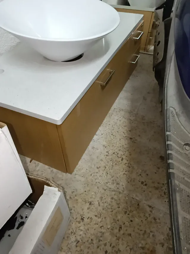 Mueble de baño con lavabo y encimera y espejo