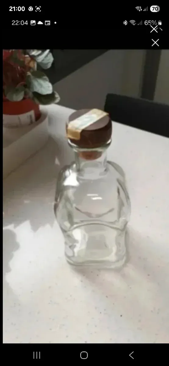 Botella de vidrio decorativa, muy antigua.