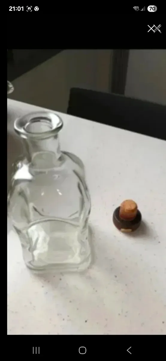 Botella de vidrio decorativa, muy antigua.