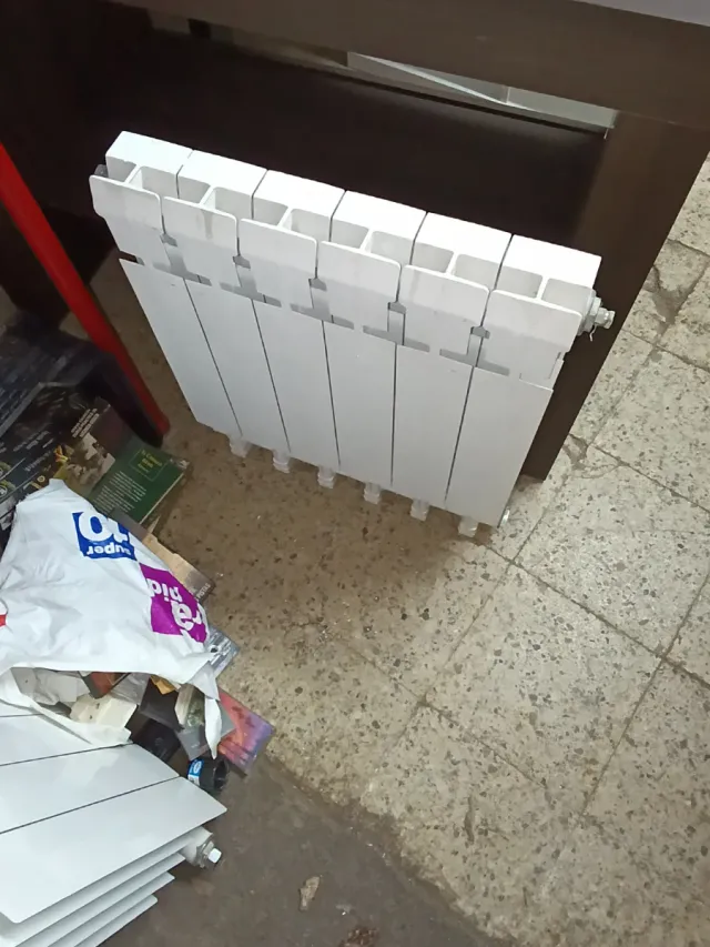 3 Radiadores de metal blancos