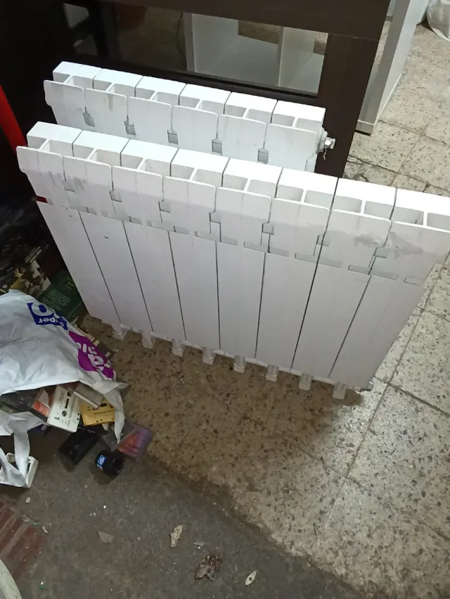 3 Radiadores de metal blancos