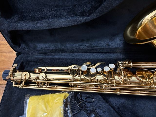 Saxofón Tenor Dorado