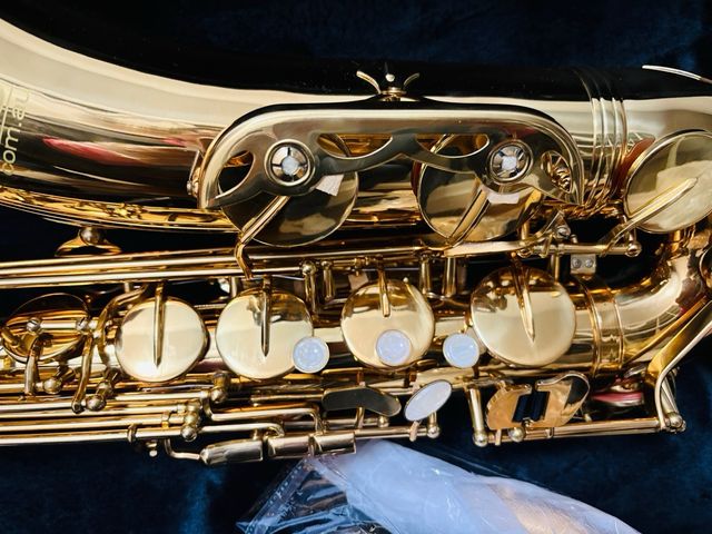 Saxofón Tenor Dorado