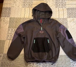 Cortavientos GRMY gris y morado.