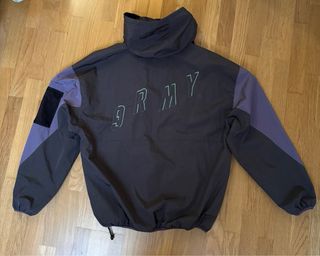 Cortavientos GRMY gris y morado.