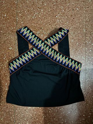 conjunto negro con tirantes cruzados y bordado