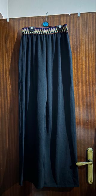 conjunto negro con tirantes cruzados y bordado