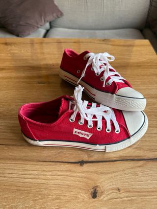 Zapatillas Levi's rojas talla 36