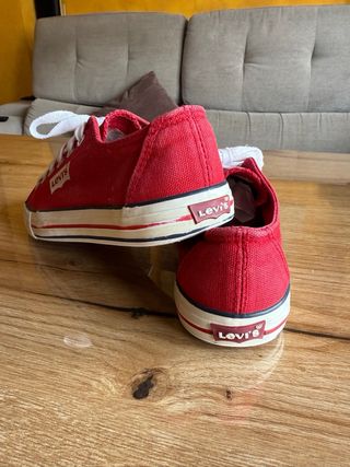 Zapatillas Levi's rojas talla 36