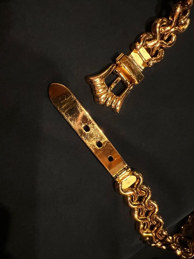 Elegante cinturón dorado con hebilla