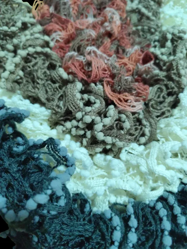 Bufandas de punto hechas a mano con volantes