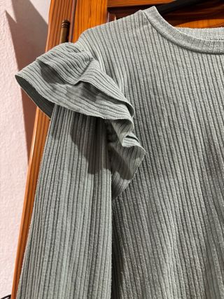 Camiseta verde oliva con volantes