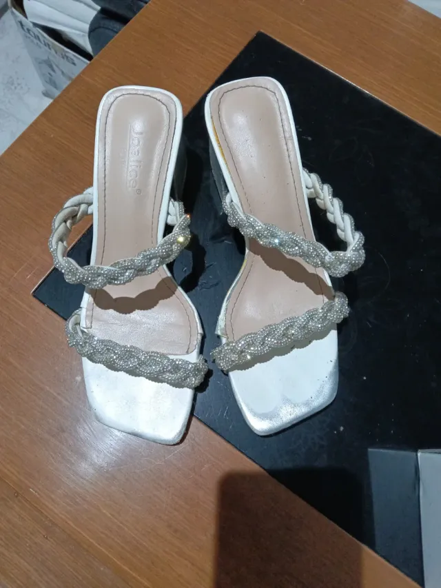 Tacones dorados y plateados