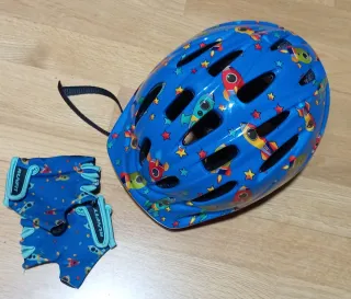 Casco y guantes bici cohetes y estrellas
