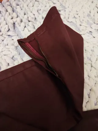 Pantalón mujer efecto piel burdeos