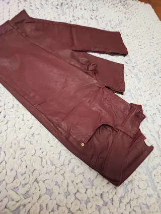 Pantalón mujer efecto piel burdeos