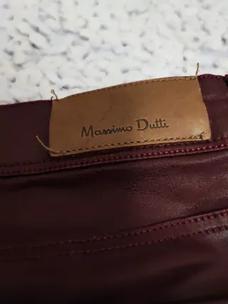 Pantalón mujer efecto piel burdeos