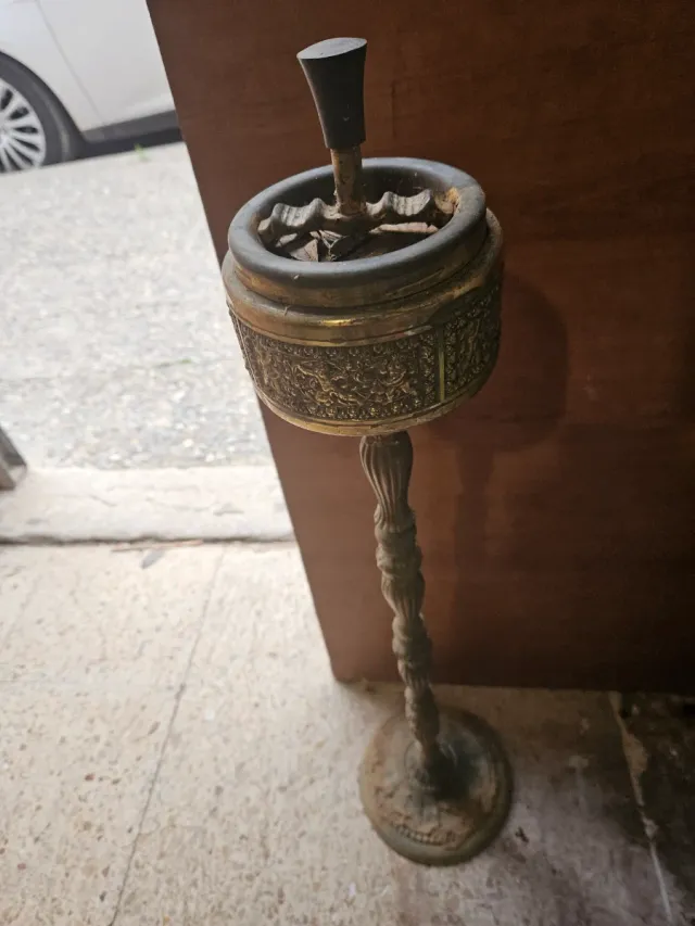 Cenicero antiguo de pie con pie retorcido