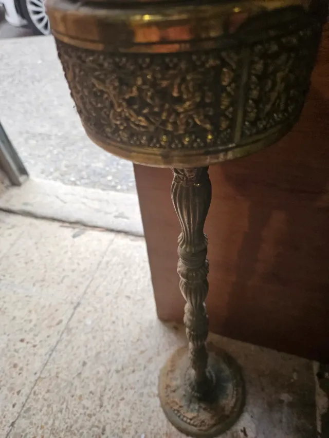 Cenicero antiguo de pie con pie retorcido