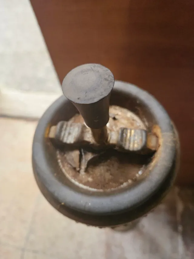 Cenicero antiguo de pie con pie retorcido