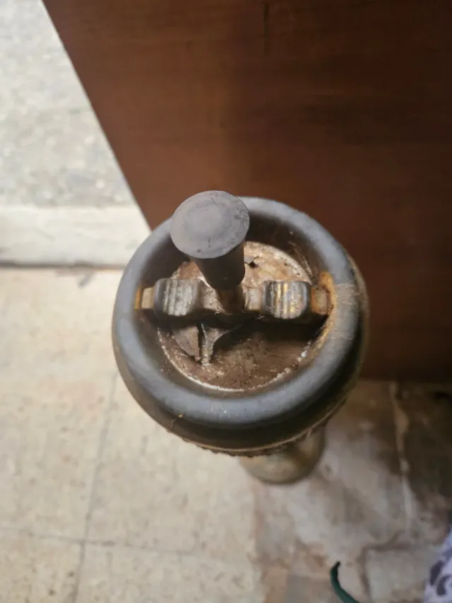 Cenicero antiguo de pie con pie retorcido