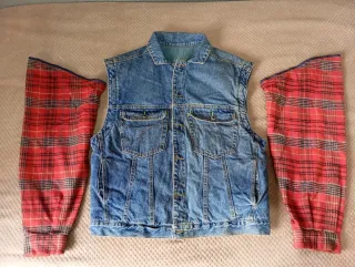 Chaqueta vaquera mangas cuadros rojas