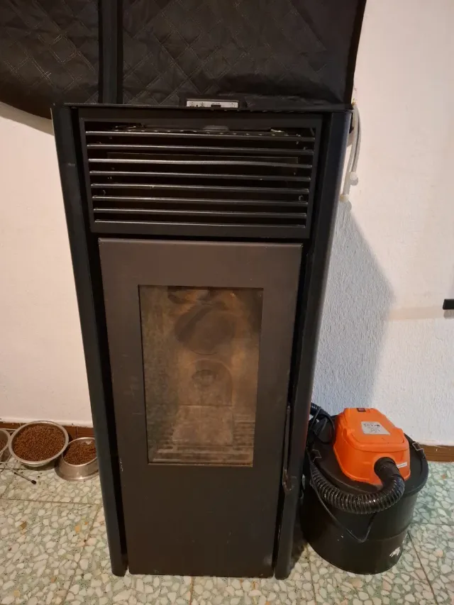 Estufa de pellets negra para 120m²