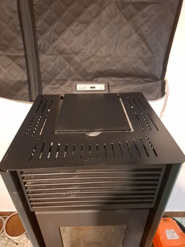 Estufa de pellets negra para 120m²