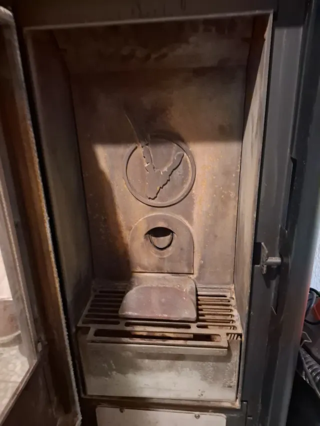 Estufa de pellets negra para 120m²