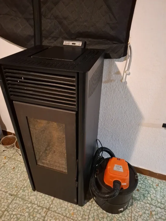 Estufa de pellets negra para 120m²