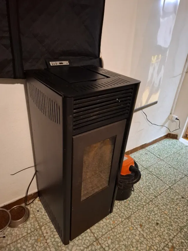 Estufa de pellets negra para 120m²