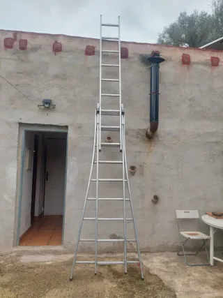 Escalera extensible de hasta 7m de tres tramos.