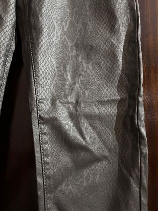 Pantalones plateados efecto piel serpiente
