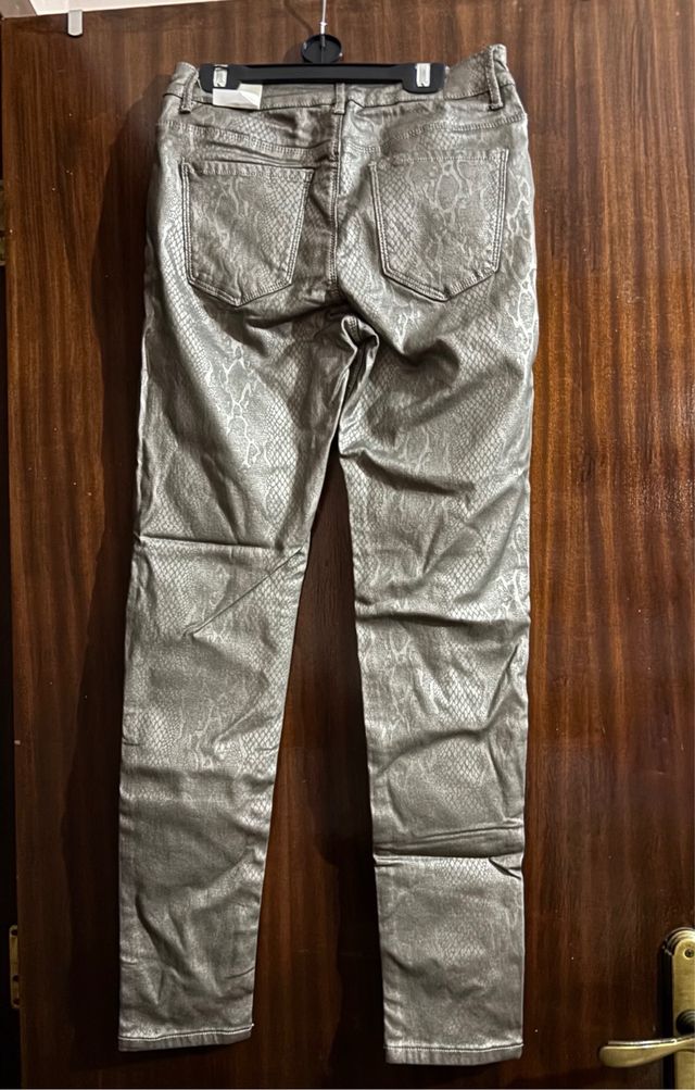 Pantalones plateados efecto piel serpiente