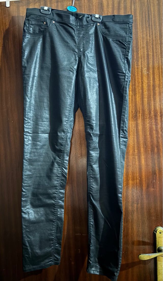 Pantalones negros efecto piel